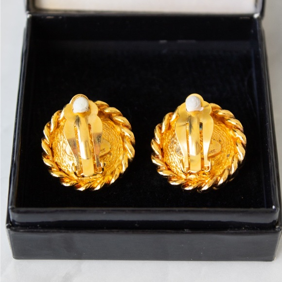 Chanel Vintage 1980s White Pearl 18K Gold-Plated Chain Clip On Earrings - Picture 6 of 9